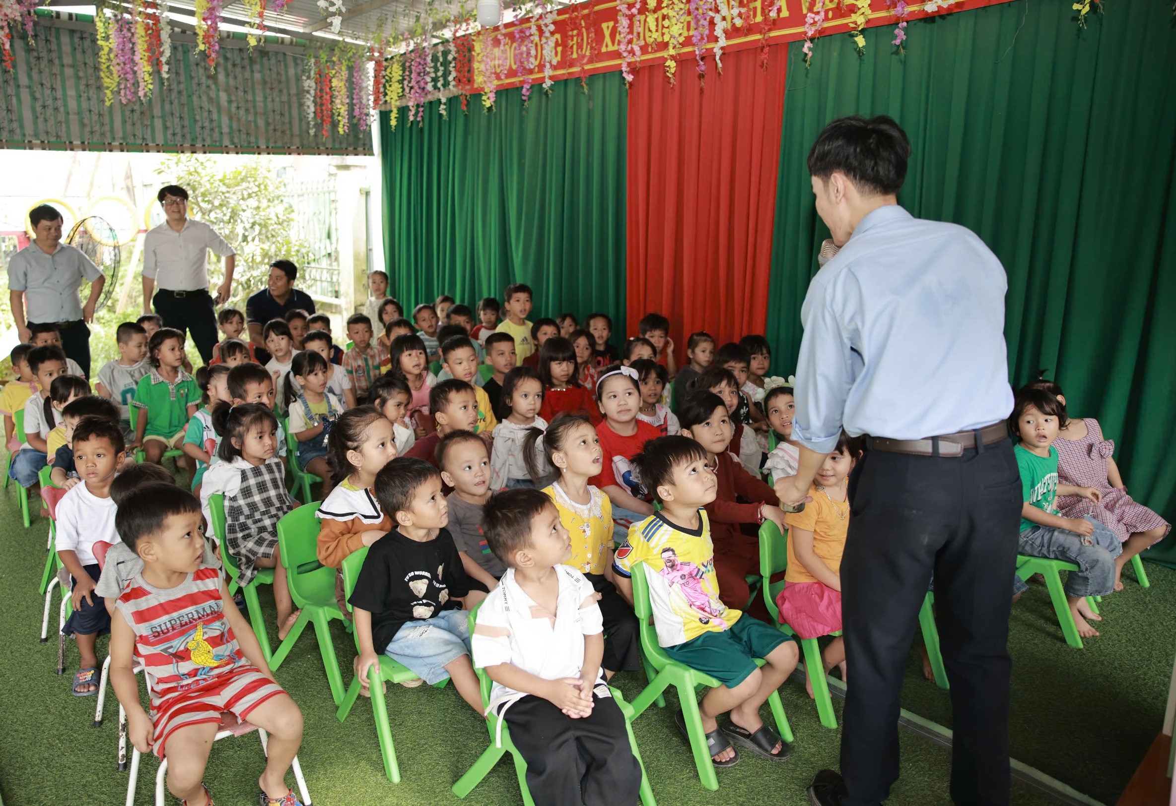 Cán bộ TTKSBTQN thực hiện truyền thông nước sạch và sức khỏe cho học sinh trường Mẫu giáo liên xã Chaval Zuôi
