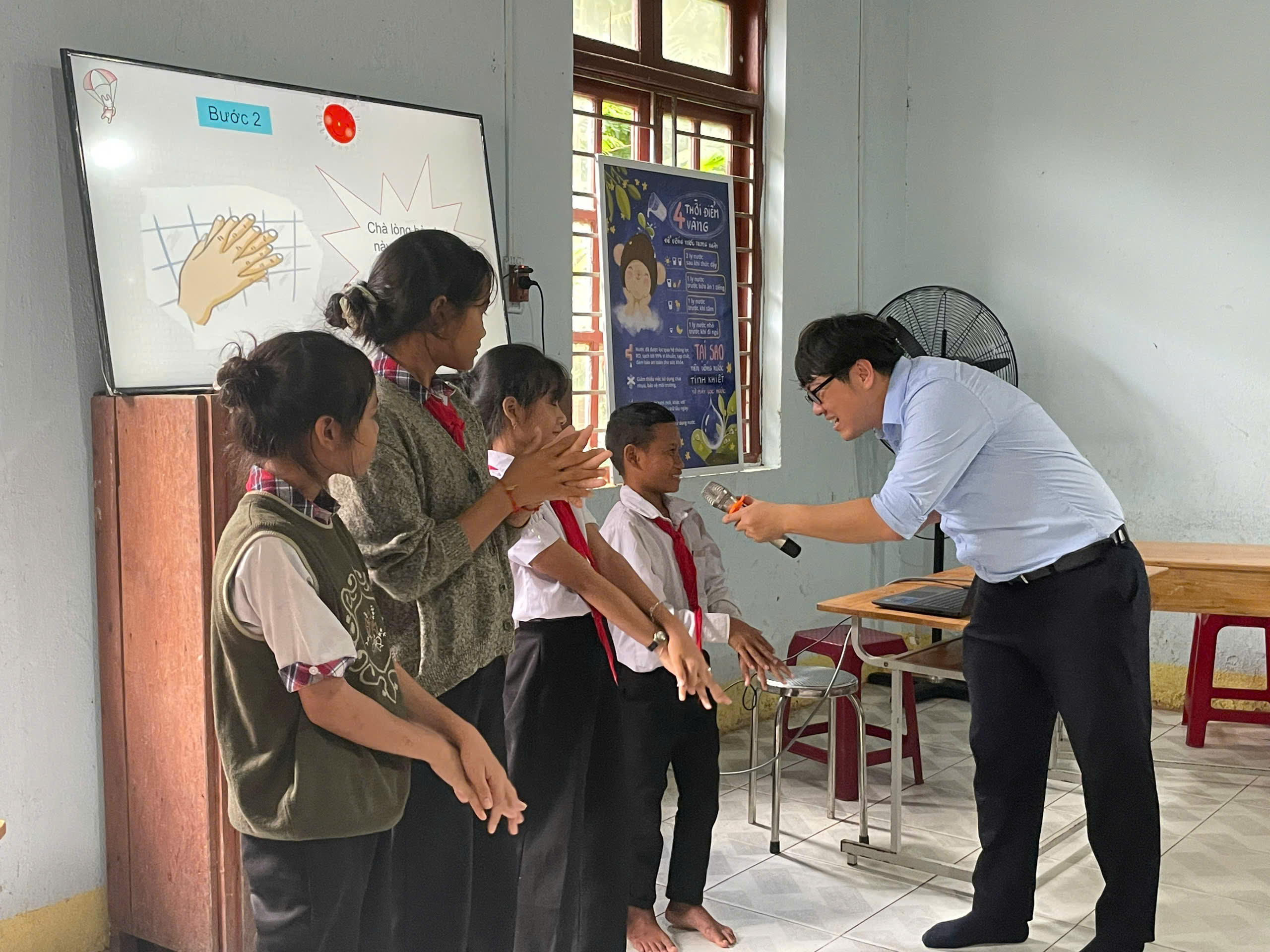 Cán bộ TTKSBTQN thực hiện truyền thông nước sạch và sức khỏe cho học sinh trường PTTHBT THCS Trà Leng