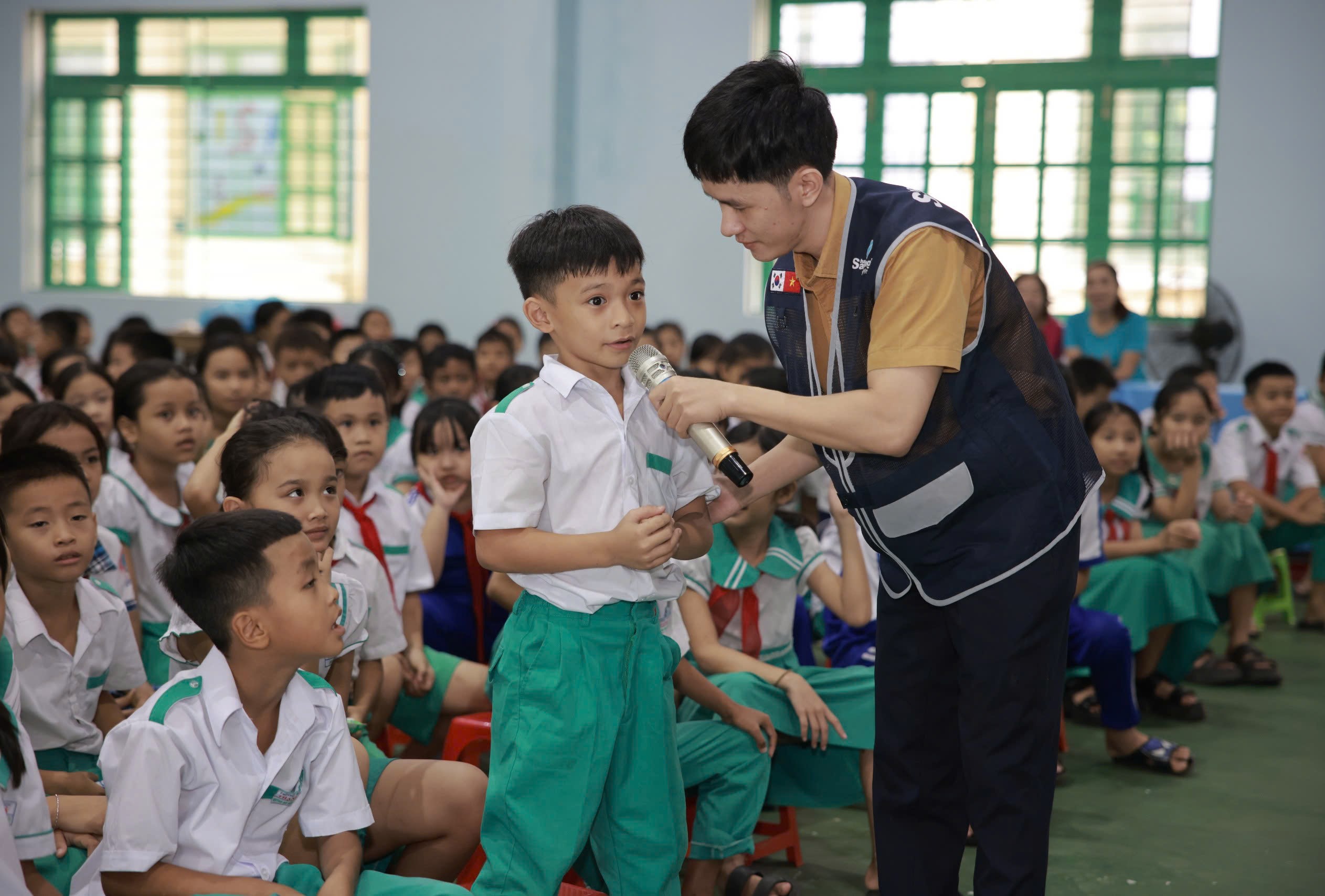 Cán bộ TTKSBTQN thực hiện truyền thông nước sạch và sức khỏe cho học sinh trường Tiểu học Thạnh Mỹ