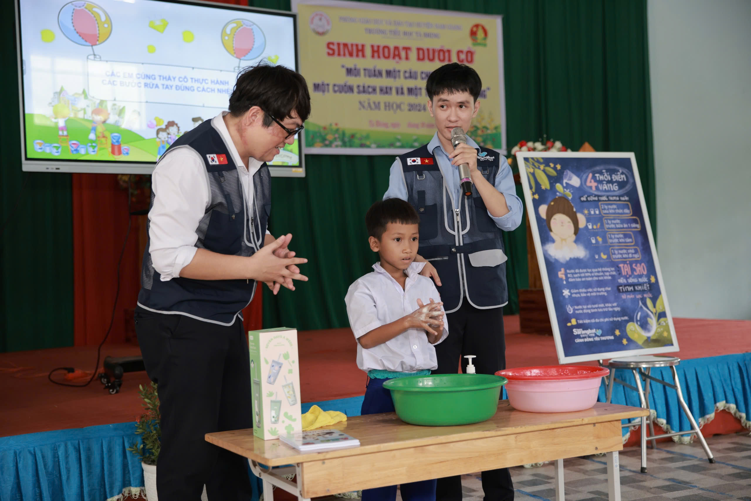 Cán bộ truyền thông hướng dẫn các em học sinh rửa tay đúng cách