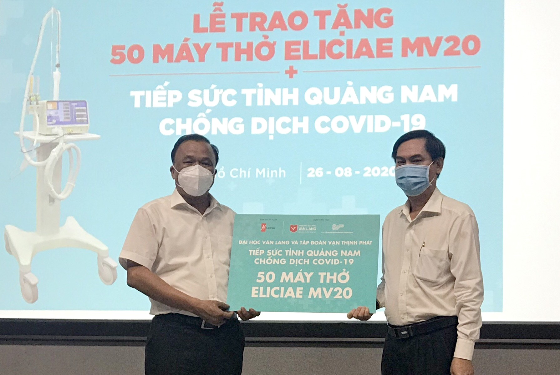 Trường Đại học Văn Lang tặng Quảng Nam 50 máy thở