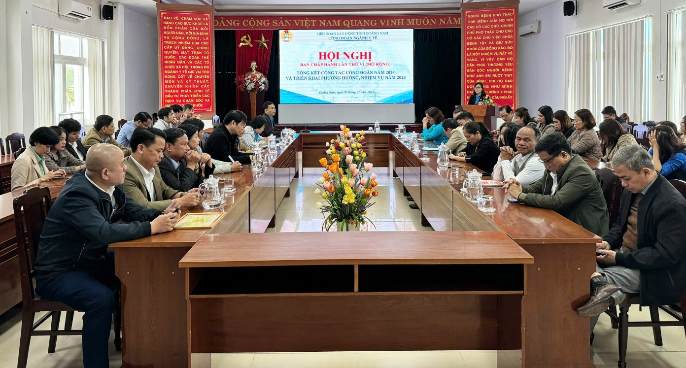 Đồng chí Nguyễn Thị Ngọc Ánh Phó chủ tịch Lên đoàn Lao động tỉnh phát biểu tại hội nghị